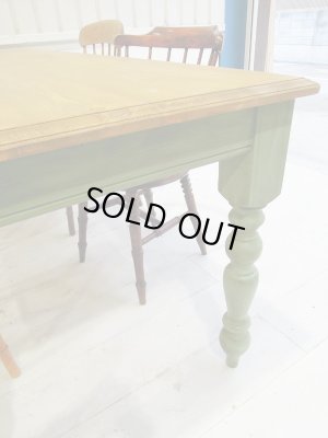 太いターンドレッグ、色はご指定いただけます。