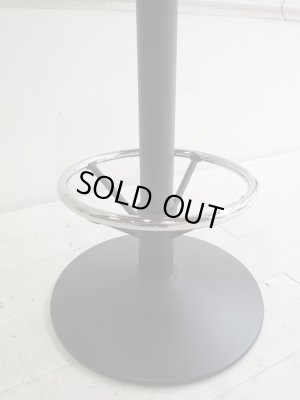 足元に足置きが付いたバーテーブル用鉄脚。