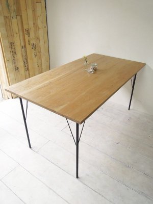 クリア色で塗ったイメージ、大きなダイニングテーブルも製作できます。