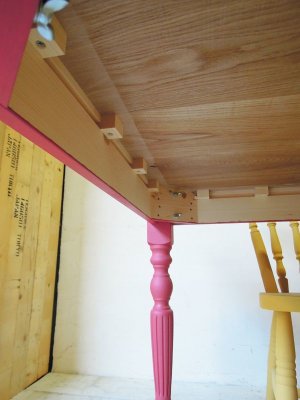 天板の反り割れに対応する駒留めという古い技法で固定します。