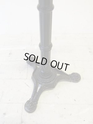 三又になっているため、飲食テーブル用としては安定に欠き、ディスプレイ専用となります。