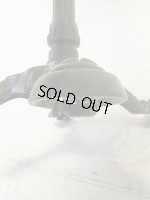 足元には高さ調整をするアジャスターがついています。