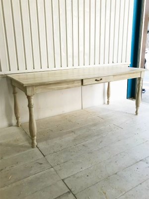 フランスアンティーク家具をイメージした2mの大きなダイニングテーブル。