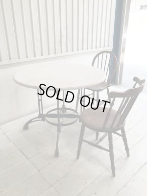 直径100cmの丸テーブルは4〜5人掛けで使えます。