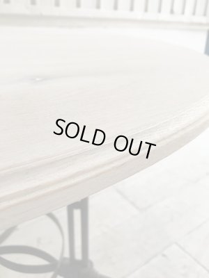 天板の縁はクラシックなモールディング加工をします。