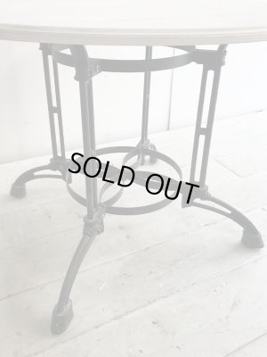 鉄製の重厚感があるテーブル脚です。