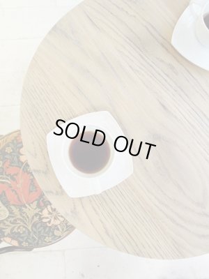 古材風の天板が落ち着いた雰囲気にしてくれます。