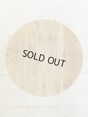 古材風に仕上げたオーク無垢材の天板。