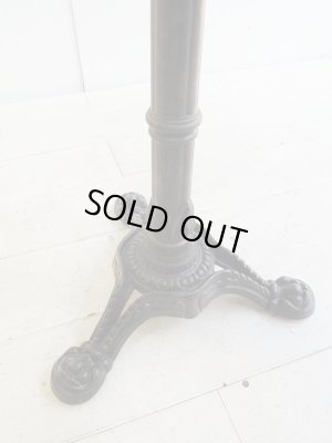 脚は3又に分かれています。直径550mmまでが推奨です。