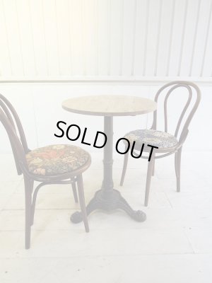 アンティークチェアが良くにあう、クラシックなデザイン。