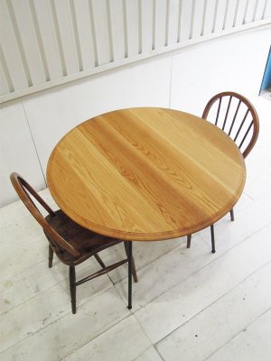 オーク無垢材を使った天板で、アンティークチェアなど木製チェアとの相性が良いです。