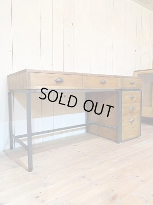 ウッドはパイン材とオーク材を選べるアイアン家具。