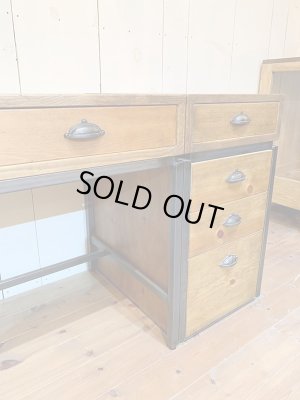 テスクとワゴンは固定されていません。