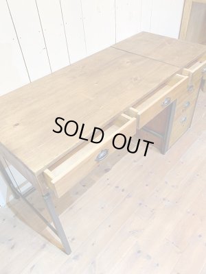 パイン材は表情豊かな木材、写真はミディアムブラウン色ですが、経年変化で濃くなっています。