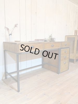 横幅100cmのアイアンデスク、こどもの机にするにはもったいないくらいにかっこいいdesk