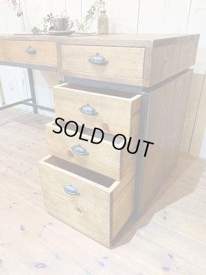 ワゴンは4段引き出し、見た目にかわいいデスクです。