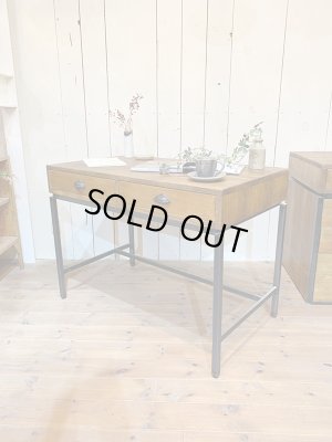 アイアンと古材風パイン材のマッチングがかっこいいアイアンデスクです。