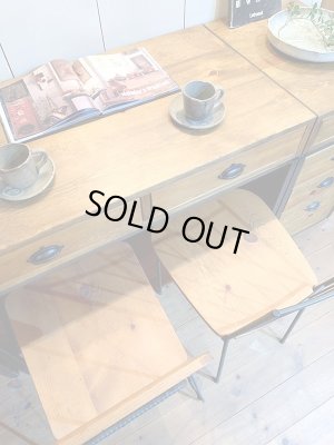 古材風に仕上げたパイン材の天板、アンティーク家具がお好きな方にもおすすめです。