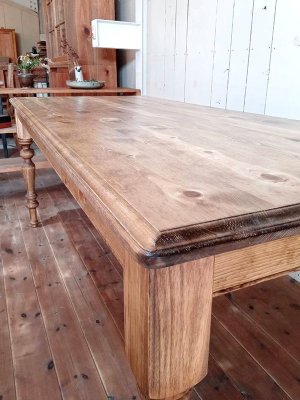 自由で表情豊かな木目が人の心を癒す、ウッドダイニングテーブルです。