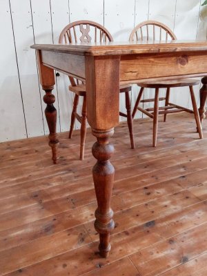 ぽこぽこと丸みのあるろくろ足ダイニングテーブル。