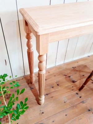 シルエットが綺麗な細いターンドレッグ（ろくろ脚）のコンソールテーブルです。