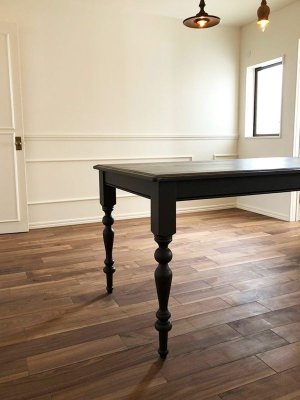 デコラティブなターンドレッグ（ろくろ脚）が特徴的なダイニングテーブル。