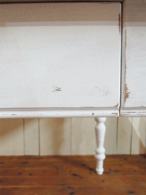 ペイントが剥げたようなアンティーク加工を施したダイニングテーブルです