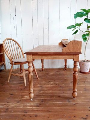 奥行き750mmと広い天板のデスク、サイズオーダーできます。