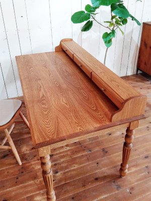 高級木材のオーク無垢材を使った重厚なデスク。洋書スタイルインテリアや輸入住宅にぴったり。