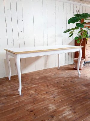 シンプルなシルエットですが、天板の縁をゴールドでペイントした遊び心♪