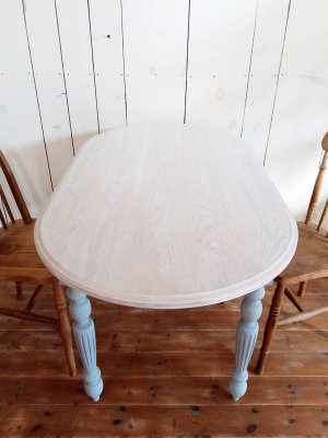 写真はW1200 D700mmの小さなオーバルダイニングテーブル。