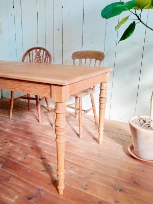 特徴的なターンドレッグ(ろくろ脚)は飽きが来ず、店舗のディスプレイ什器にも人気です。