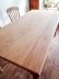 繊細で緻密な木目のオーク無垢材のテーブルは、固く丈夫で長年の仕様に耐えます。