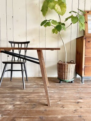 デザイン性のあるイスを合わせやすいシンプルなシルエットです。