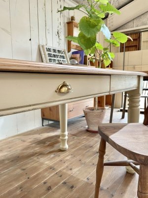 引出し付きダイニングテーブル、取手は100種類以上からお選びいただけます。