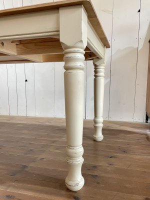 太いろくろ脚、塗装はベージュ系の「シエナ色」エイジング仕上げ。