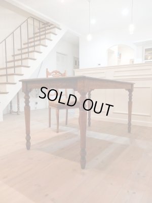 こちらの写真はW1400×D800サイズの4人がけダイニングテーブル