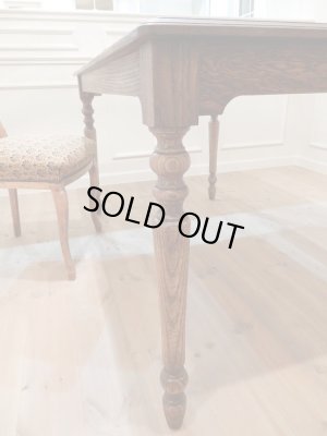 装飾性の高いターンドレッグ（ろくろ脚）ダイニングテーブル