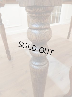 丸みのあるろくろ脚。