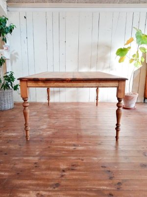 別荘やヴィラなど特別な空間にぴったりの大きなダイニングテーブルをお探しの方は、グレイスファニチャーへ。