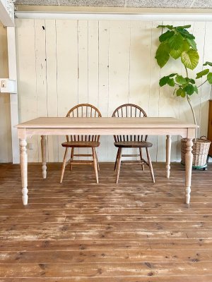 ホワイトオーク材を白くかすれた印象に塗装したオーダーメイドダイニングテーブル。