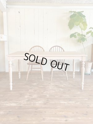 ホワイトオーク材を白くかすれた印象に塗装したオーダーメイドダイニングテーブル。