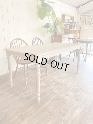 こちらはW1600✕D800サイズ、ゆったりした4人がけサイズのダイニングテーブルです。