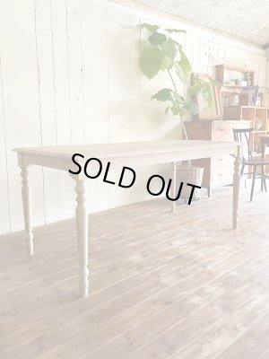 アンティーク調デザインのダイニングテーブルをお探しの方はグレイスファニチャーへ