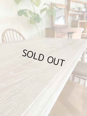 こちらはオイルステインのホワイトウォッシュ色仕上げ。オークの木目が際立ちます。