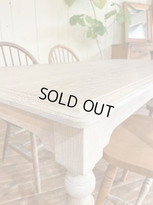 天板の四隅は丸く、縁はアンティーク調もモールカット。