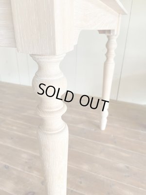 かっこいいろくろ脚のダイニングテーブル。