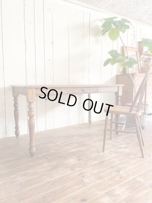 英国アンティーク家具を彷彿させるオーダーメイドダイニングテーブルです。