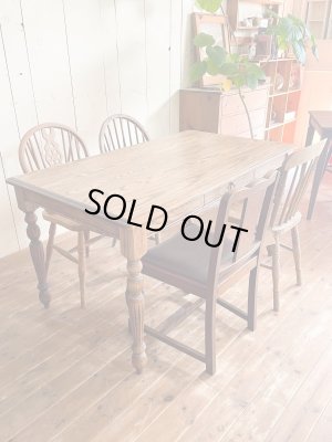 人気のホワイトオーク材の近似種レッドオーク材、木目が明瞭で硬質です。