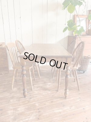 ホワイトオークよりも木目が大きなレッドオーク材のダイニングテーブル。